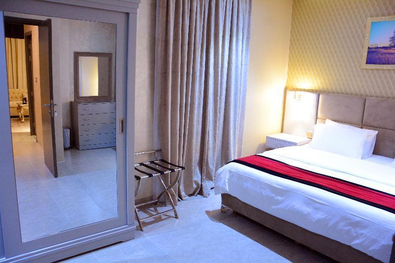 Aparthotel ذا فيفتى ايت السالمية Kuwait City Esterno foto