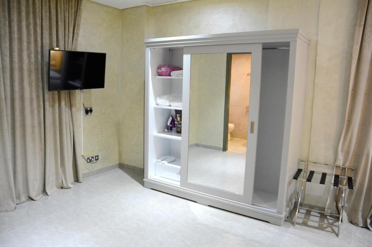 Aparthotel ذا فيفتى ايت السالمية Kuwait City Esterno foto